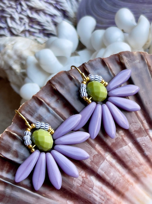 Stor blomster ørering med lys grøn glasperle i midten og med blade af flotte lyse lilla gladperler