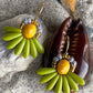 Mini blomsterørering med lime grønne dråbe glasperler og flot mangofarvet glasperle