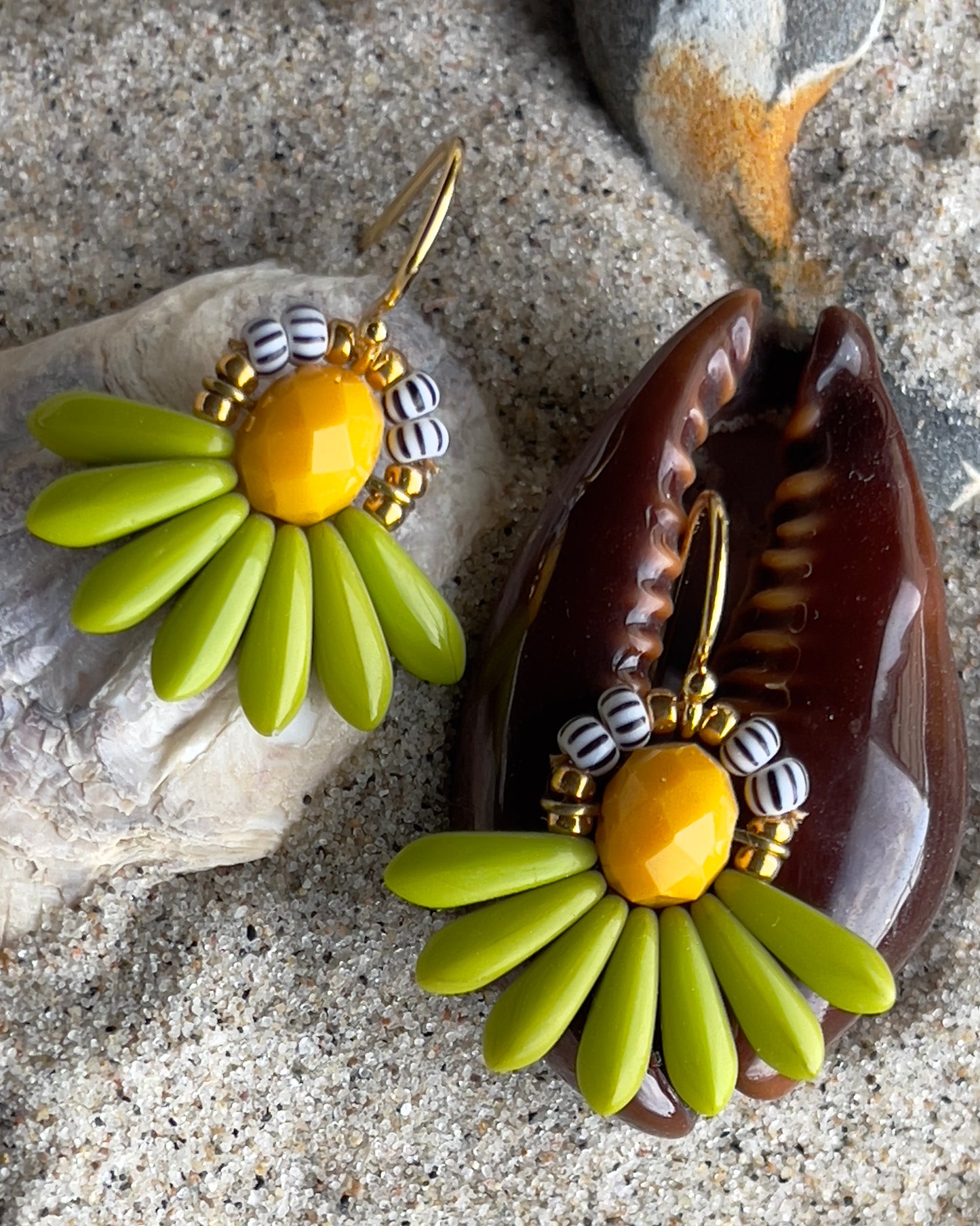 Mini blomsterørering med lime grønne dråbe glasperler og flot mangofarvet glasperle