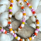 Armbånd med store Seed Beads i lækre rosa og orange farver og små ferskvandsperler