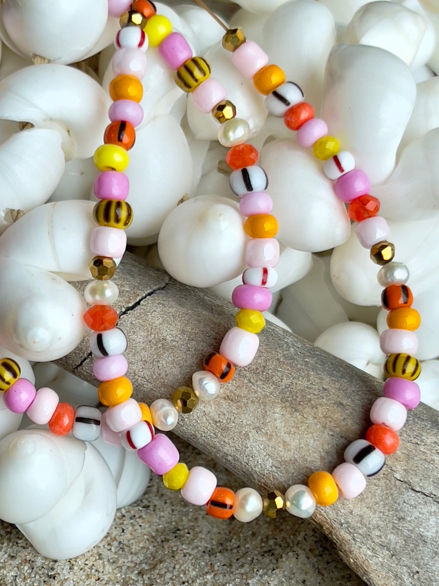 Armbånd med store Seed Beads i lækre rosa og orange farver og små ferskvandsperler
