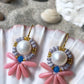 Mini blomsterørering af rosa dråbe glasperler med lille azurblå glasperle samt flot ferskvandsperle.