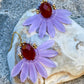 Stor flot blomsterørering i lavendel og lyse brune farver