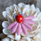 Flot blomster ørering af sjældne rosa glasperler.