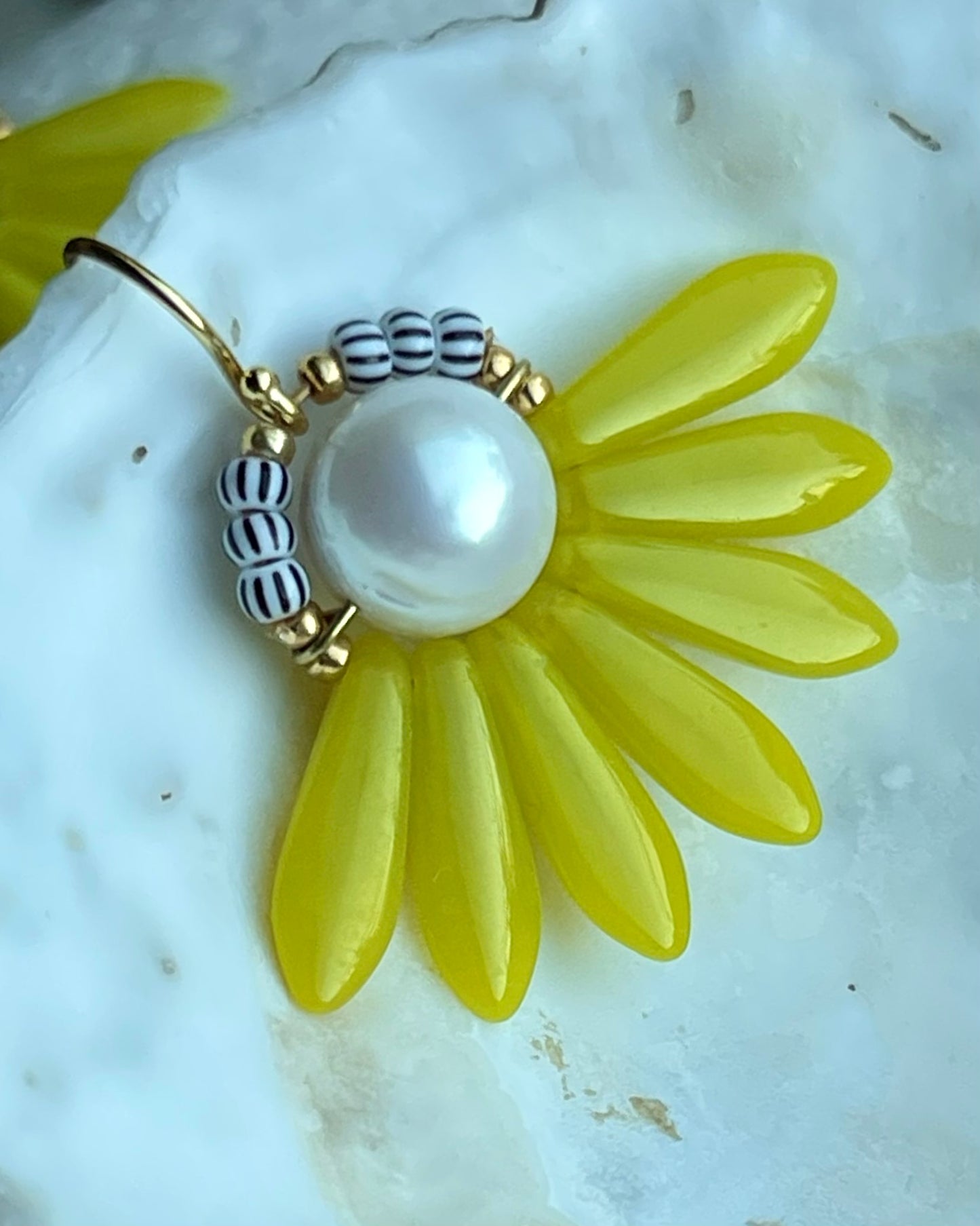 Stor blomsterørering med blade af flotte citrongule glasperler og med en flot ferskvandsperle.