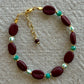 Kaffebønne-armbånd lavet med smukke brune glasperler, kombineret med seed beads og små glasperler i lækre grønne nuancer, der giver et naturligt og elegant look.