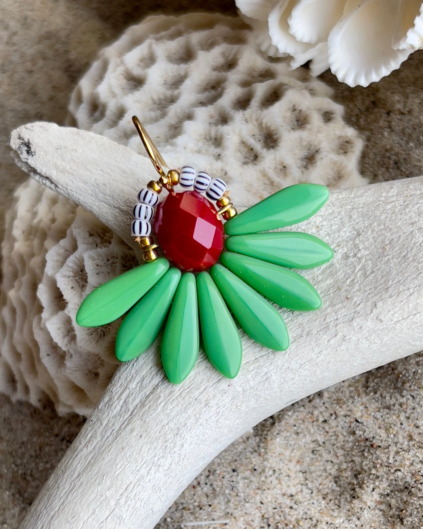 Stor grøn blomsterørering med flot rød glasperle