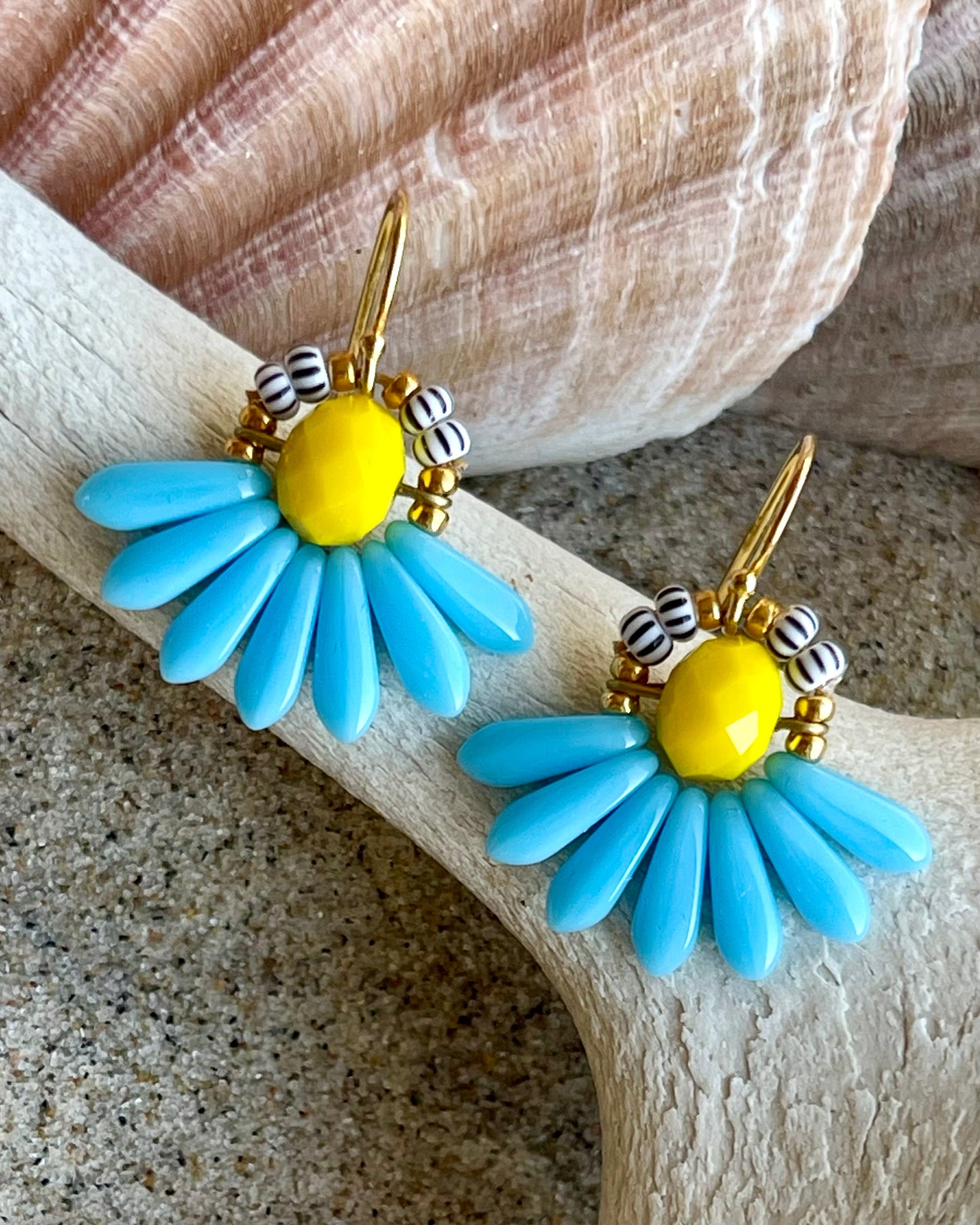 Mini blomsterørering med lyseblå dråbe glasperler og lille gul glasperle