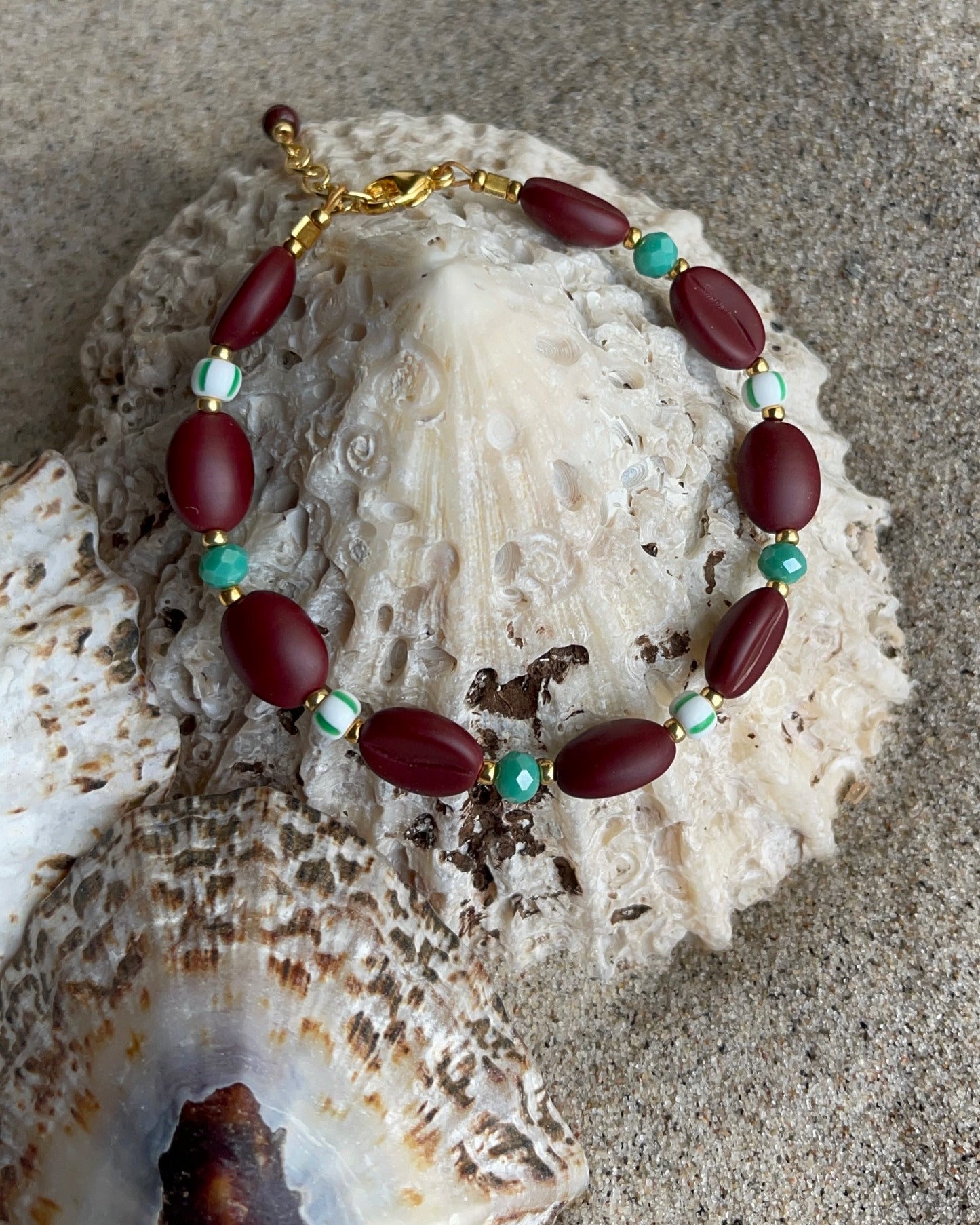 Kaffebønne-armbånd lavet med smukke brune glasperler, kombineret med seed beads og små glasperler i lækre grønne nuancer, der giver et naturligt og elegant look.