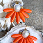 Hot orange blomster ørering med ferskvandsperle