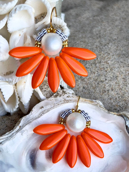 Hot orange blomster ørering med ferskvandsperle