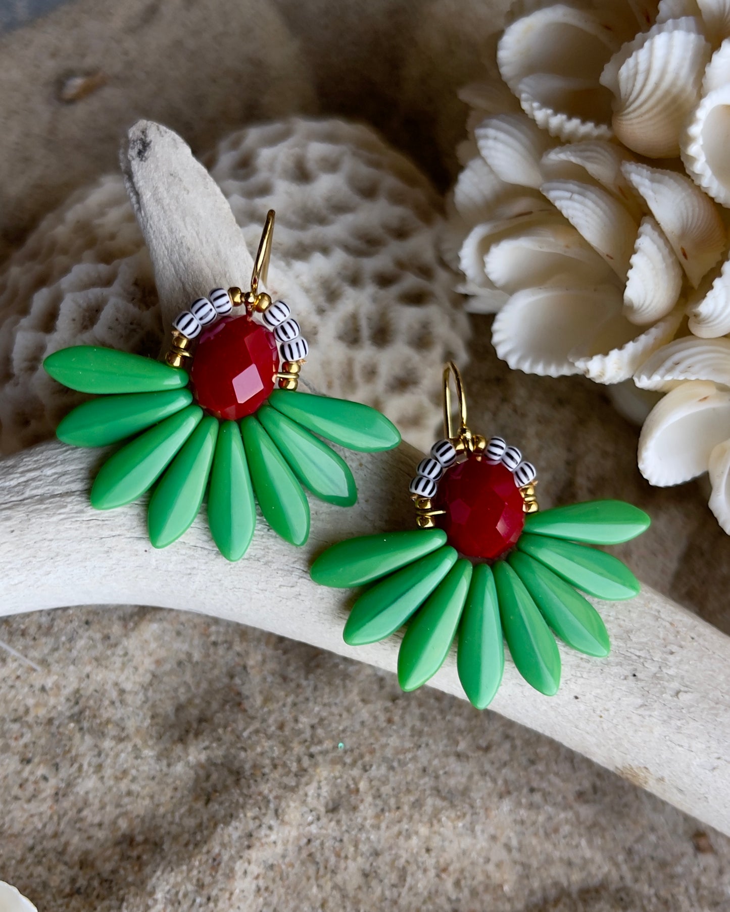 Stor grøn blomsterørering med flot rød glasperle