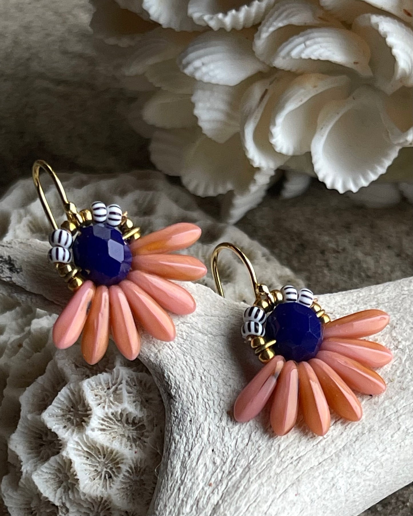 Mini blomsterørering med flotte gammelrosa dråbe glasperler og mørk blå glasperle