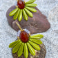 Smuk gyldengrøn blomster ørering med flot lysebrun glasperle.