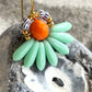 Mini blomsterørering med mintgrønne dråbe glasperler og lille orange glasperle