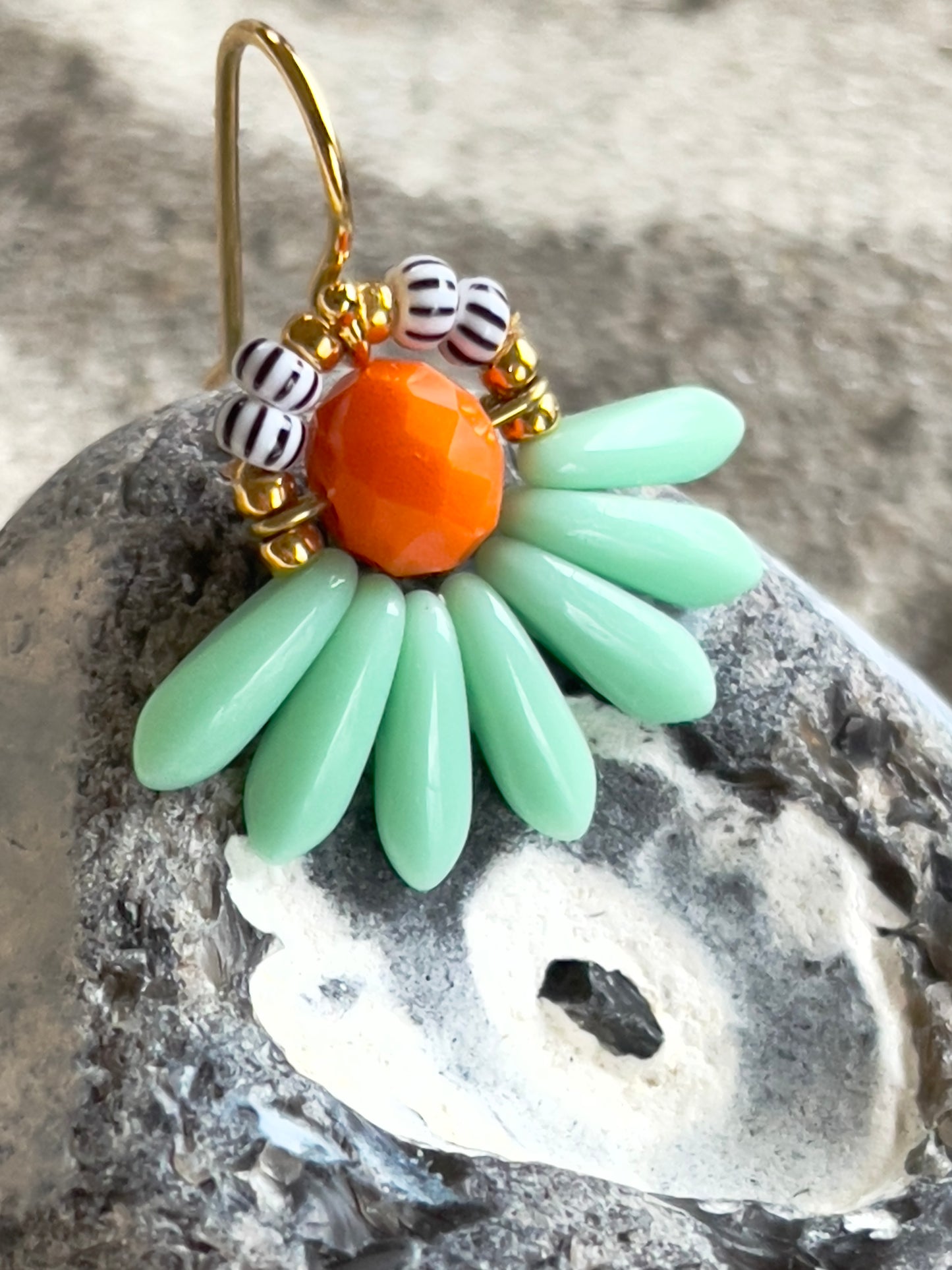 Mini blomsterørering med mintgrønne dråbe glasperler og lille orange glasperle