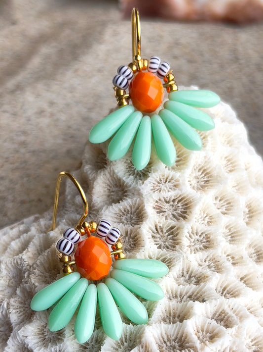 Mini blomsterørering med mintgrønne dråbe glasperler og lille orange glasperle