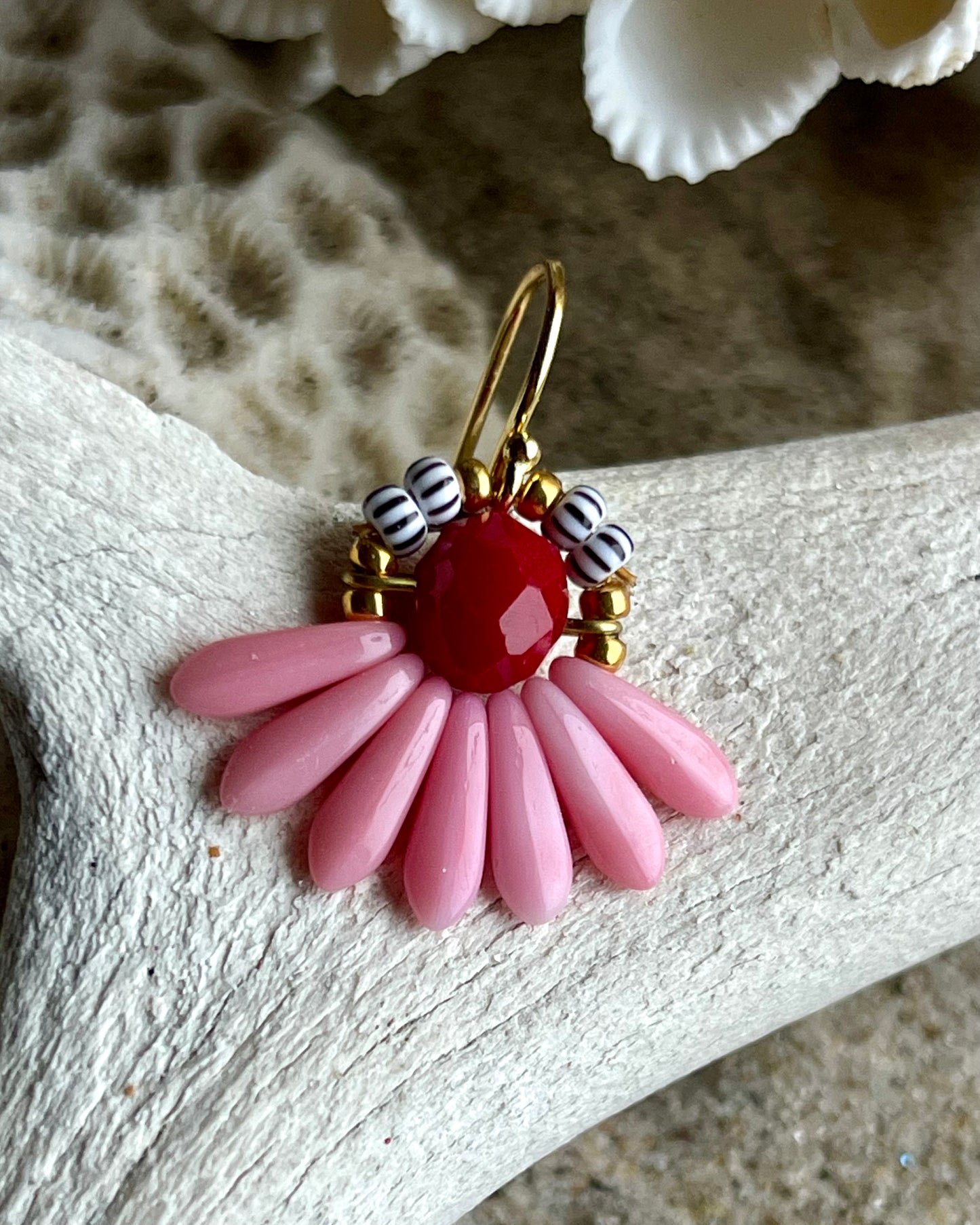 Mini blomsterørering med rosa dråbe glasperler og mørkerød glasperle