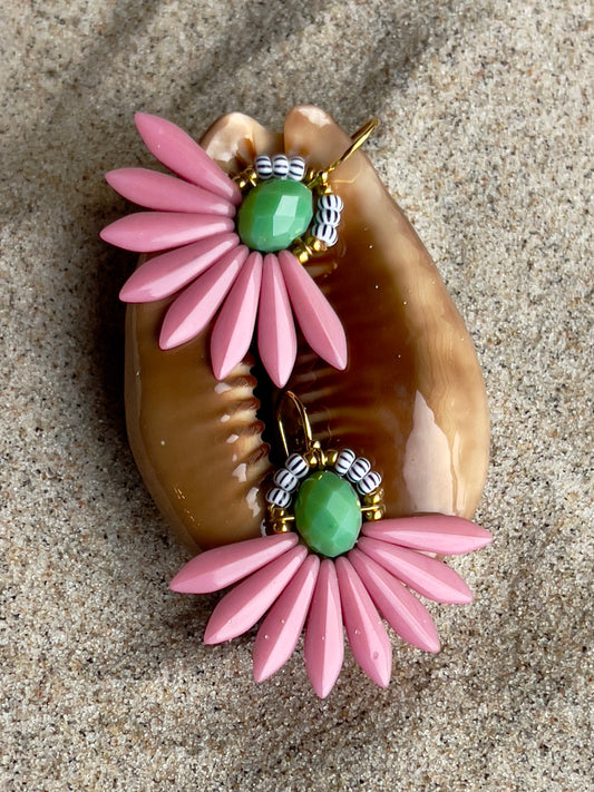 Blomsterørering med grøn glasperle i midten og blade af store rosa glasperler
