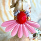 Stor blomster ørering med rød glasperle og sjældne rosa glasperler