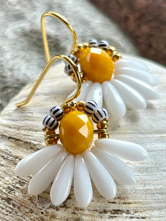 Mini blomsterørering med hvide dråbe glasperler og lille mangofarvet glasperle
