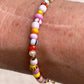 Armbånd med store Seed Beads i lækre rosa og orange farver og små ferskvandsperler