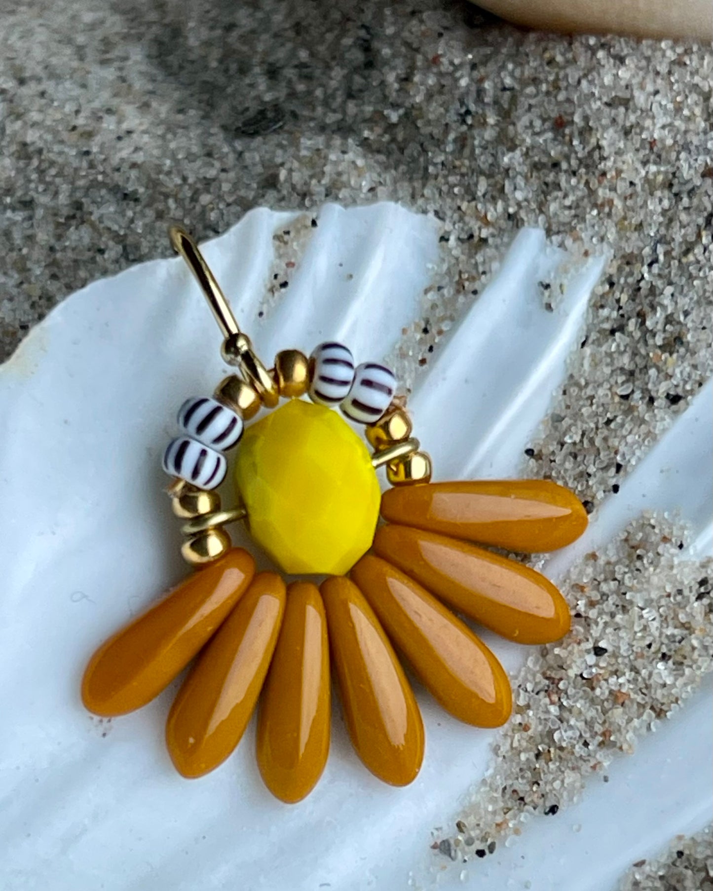 Mini blomsterørering med okkergule dråbe glasperler og lille gul glasperle