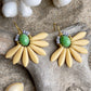 Stor blomster ørering med kremgule blade og grøn glasperle i midten