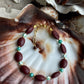 Kaffebønne-armbånd lavet med smukke brune glasperler, kombineret med seed beads og små glasperler i lækre grønne nuancer, der giver et naturligt og elegant look.