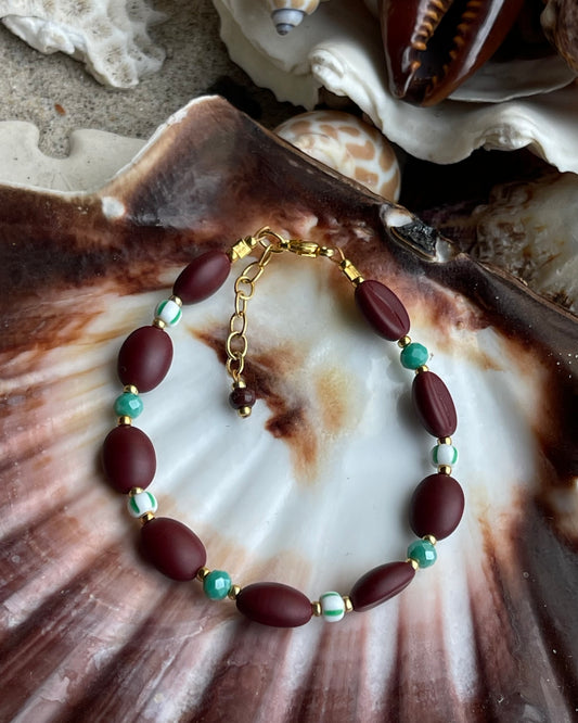Kaffebønne-armbånd lavet med smukke brune glasperler, kombineret med seed beads og små glasperler i lækre grønne nuancer, der giver et naturligt og elegant look.