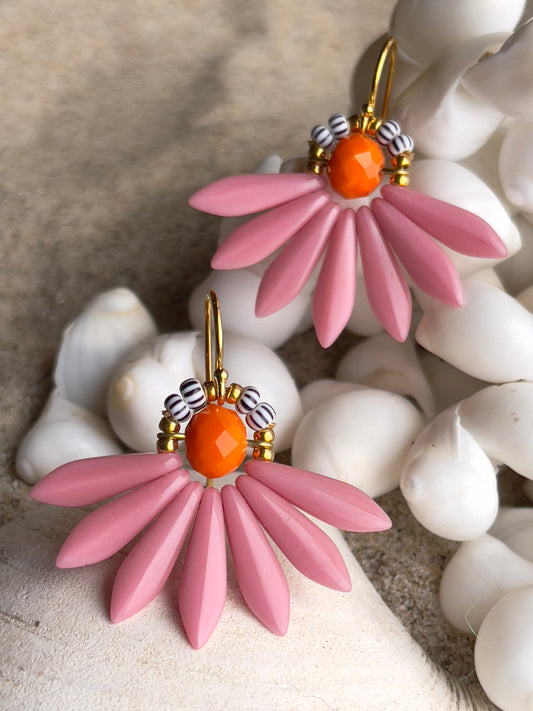 Stor blomster ørering af sjældne rosa glasperler.