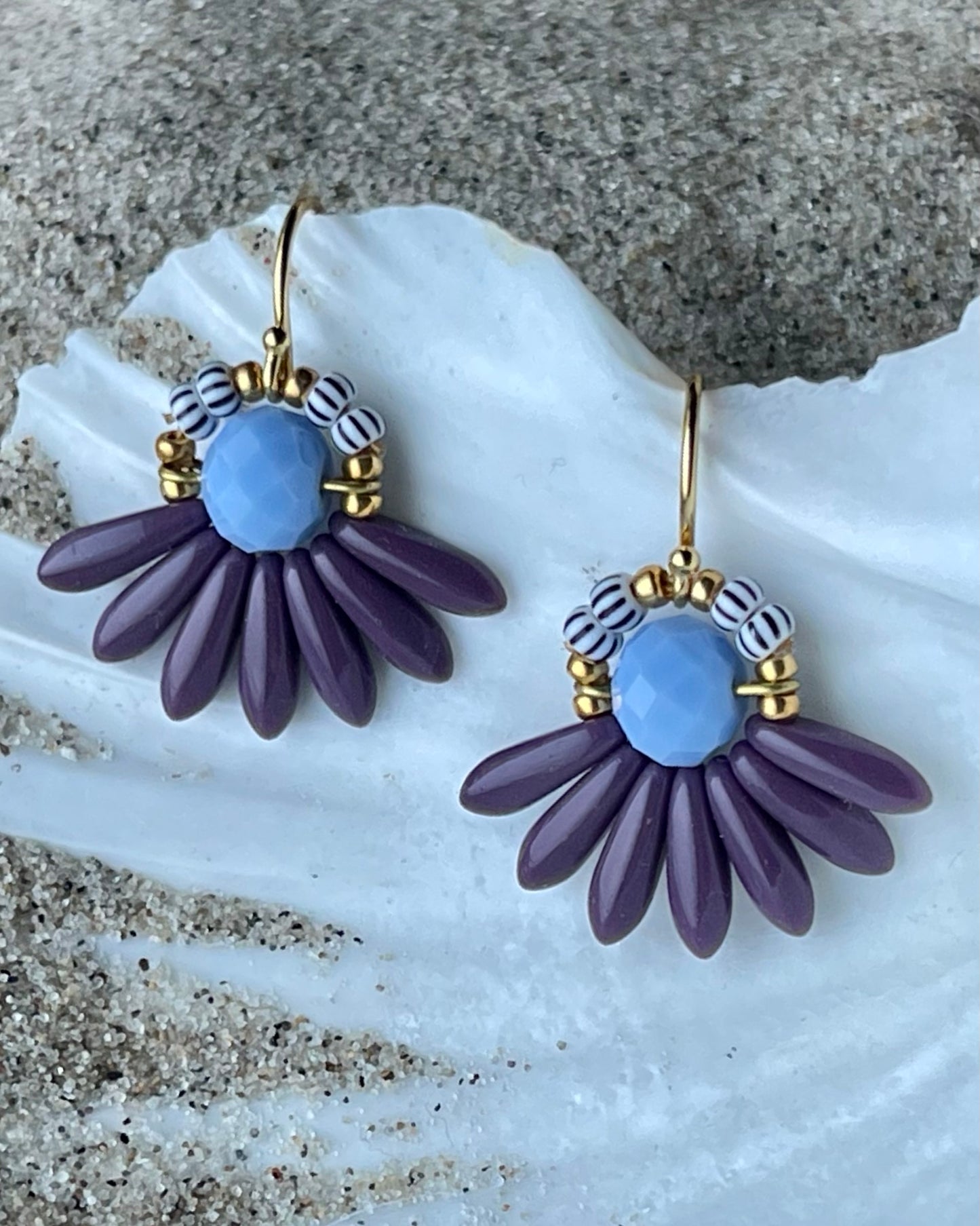 Mini blomsterørering med mørk lilla dråbeglasperler og lyseblå glasperle