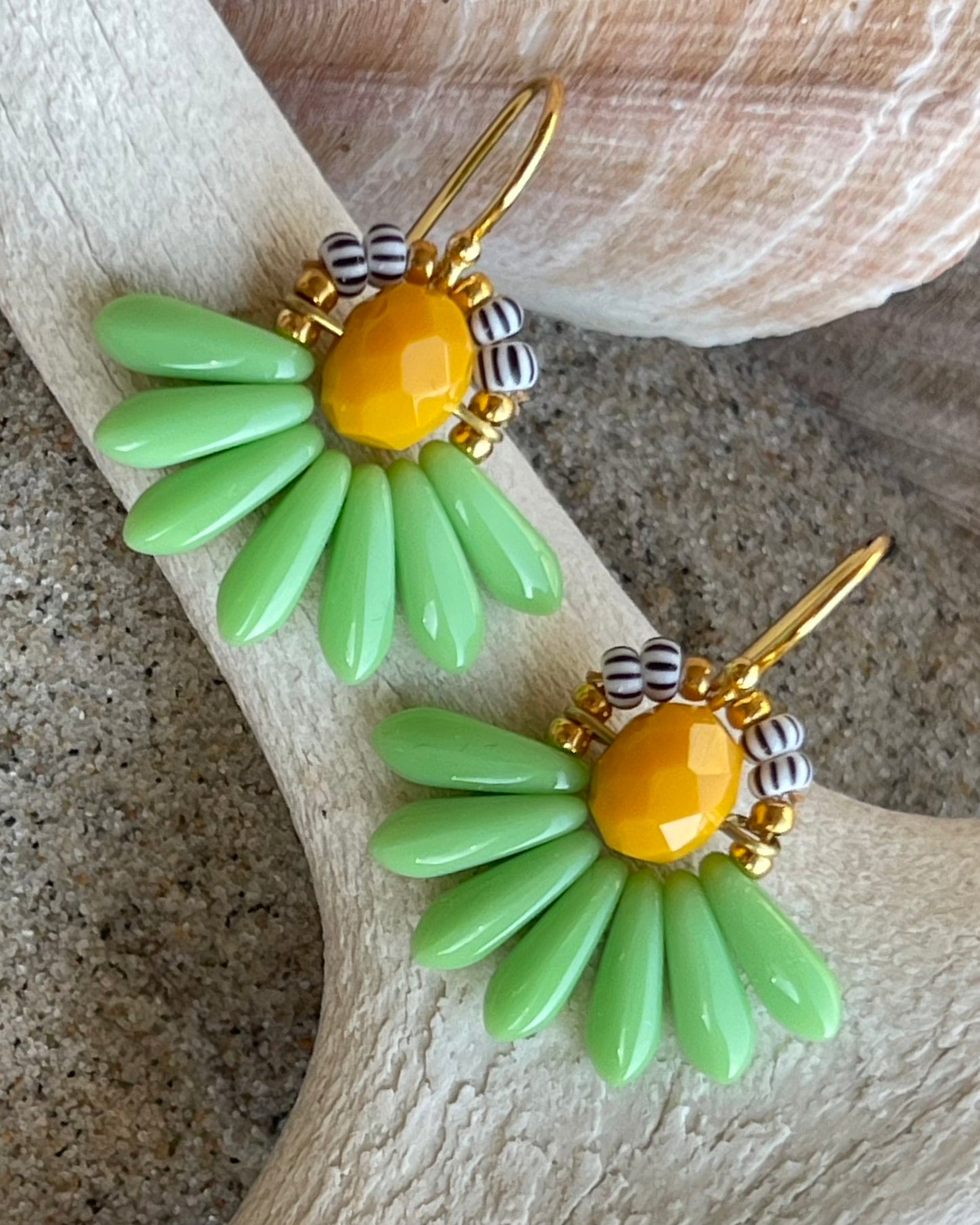 Mini blomsterørering med lysegrønne dråbe glasperler og flot mangofarvet glasperle