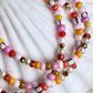 Armbånd med store Seed Beads i lækre rosa og orange farver og små ferskvandsperler