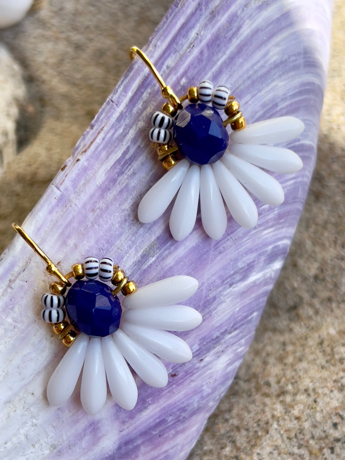 Mini blomsterørering med hvide dråbe glasperler og mørkeblå perle