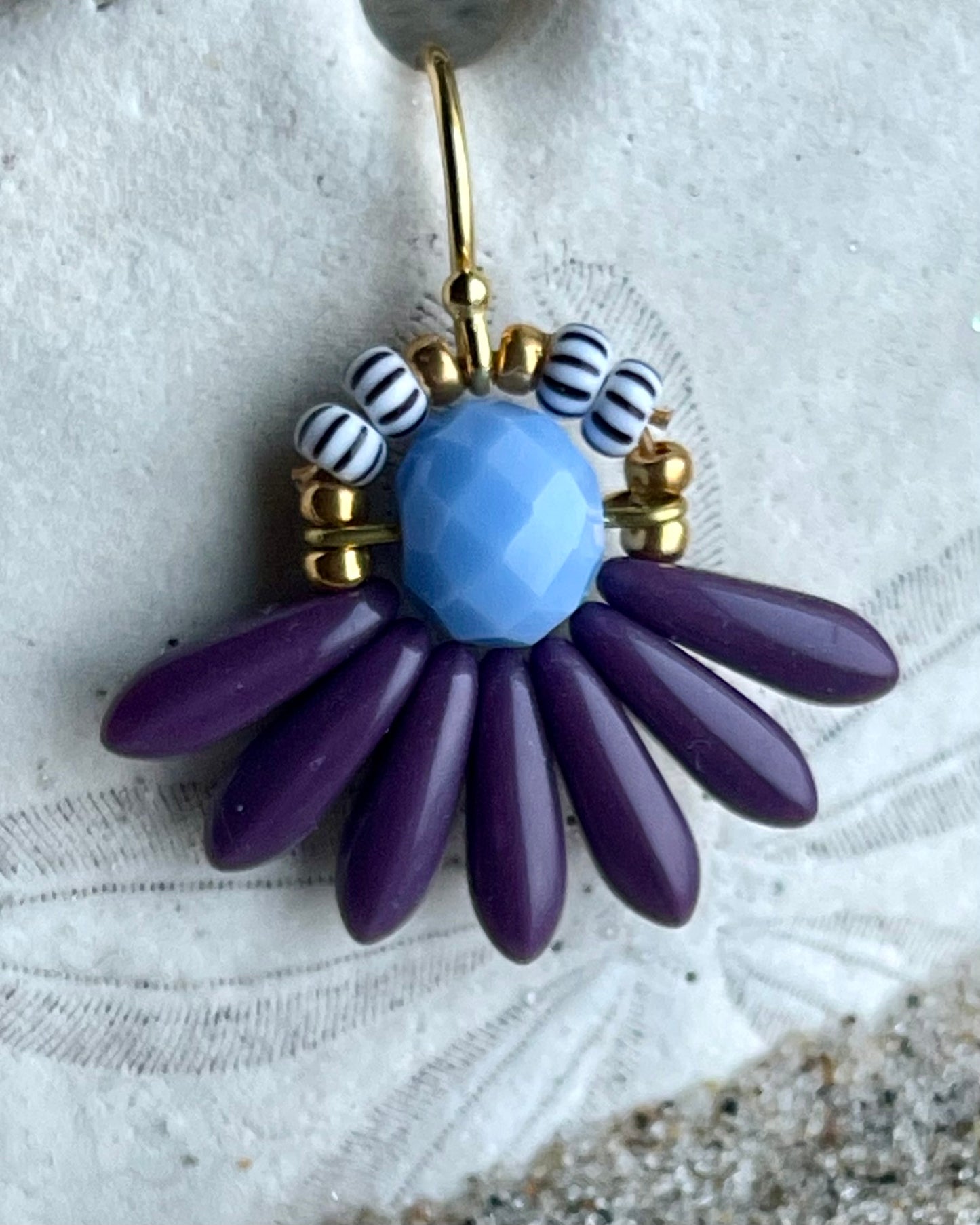 Mini blomsterørering med mørk lilla dråbeglasperler og lyseblå glasperle