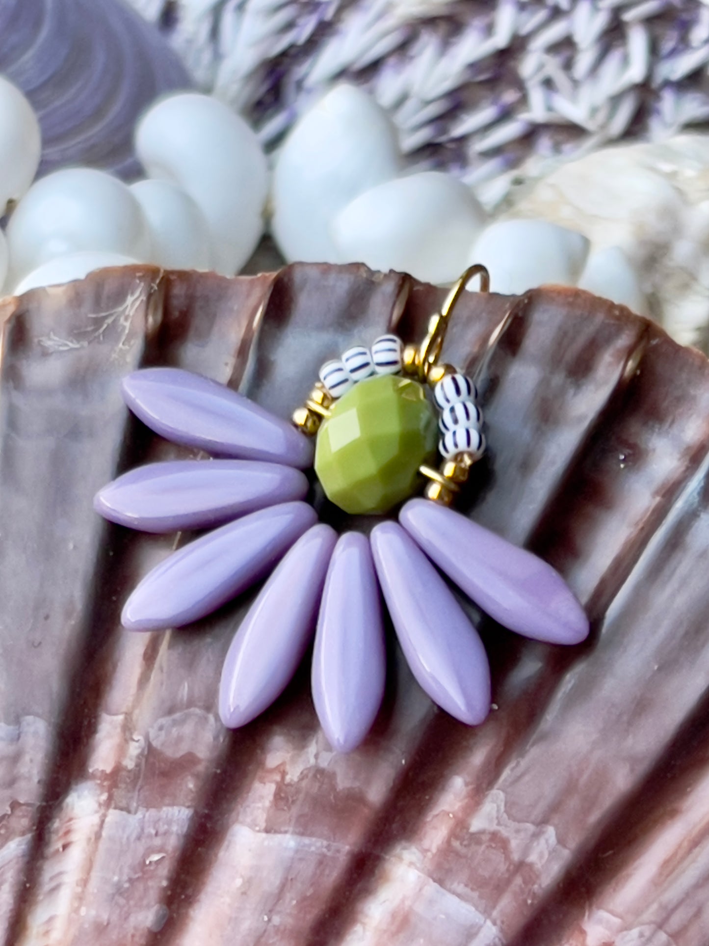 Stor blomster ørering med lys grøn glasperle i midten og med blade af flotte lyse lilla gladperler