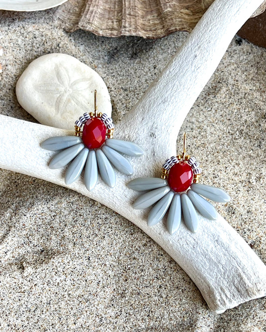Stor blomsterørering med mørkerød glasperle i midten og flotte grå glasperler som blade.