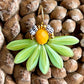 Flot blomster ørering af sjældne grønne glasperler.