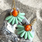 Mini blomsterørering med mintgrønne dråbe glasperler og lille orange glasperle