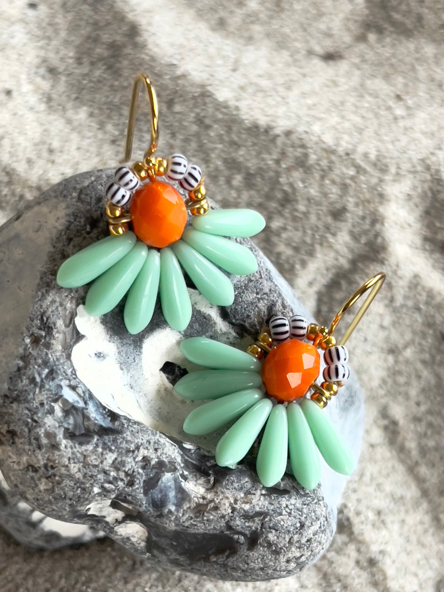 Mini blomsterørering med mintgrønne dråbe glasperler og lille orange glasperle