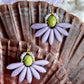 Stor blomster ørering med lys grøn glasperle i midten og med blade af flotte lyse lilla gladperler
