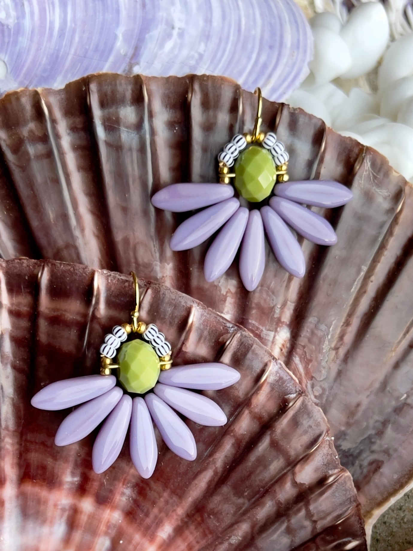 Stor blomster ørering med lys grøn glasperle i midten og med blade af flotte lyse lilla gladperler