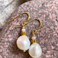 Flot ørering med stor ferskvandsperle og seed beads.