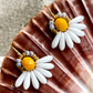 Mini blomsterørering med hvide dråbe glasperler og lille mangofarvet glasperle
