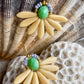 Stor blomster ørering med kremgule blade og grøn glasperle i midten