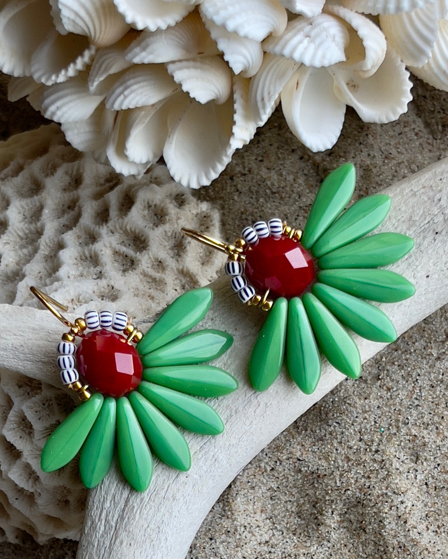 Stor grøn blomsterørering med flot rød glasperle