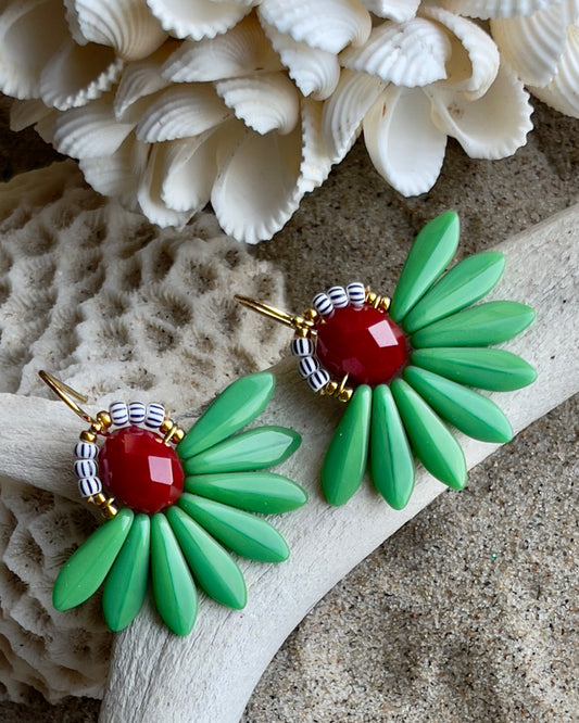 Stor grøn blomsterørering med flot rød glasperle