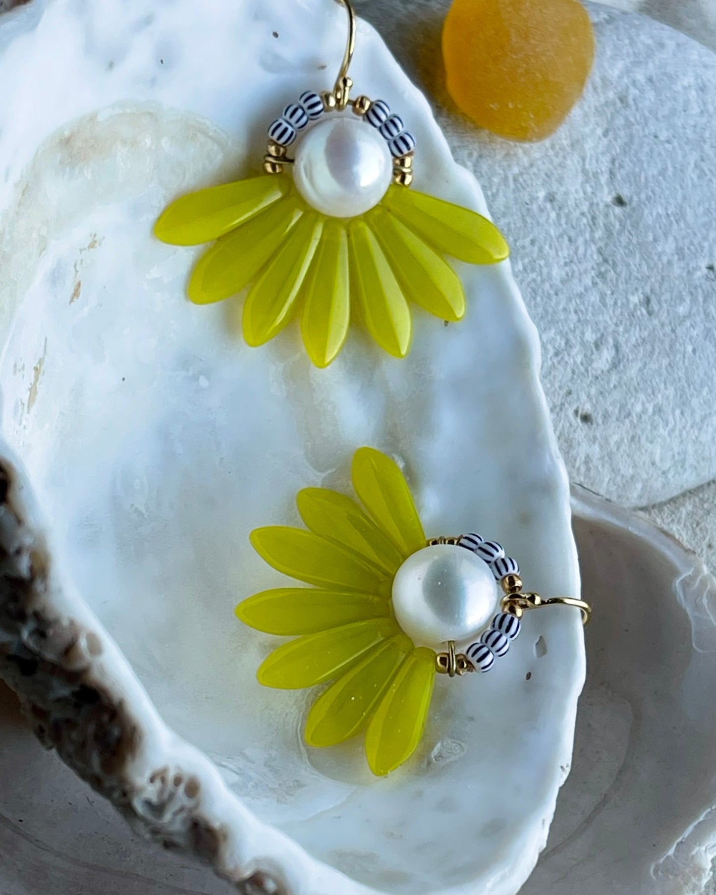 Stor blomsterørering med blade af flotte citrongule glasperler og med en flot ferskvandsperle.