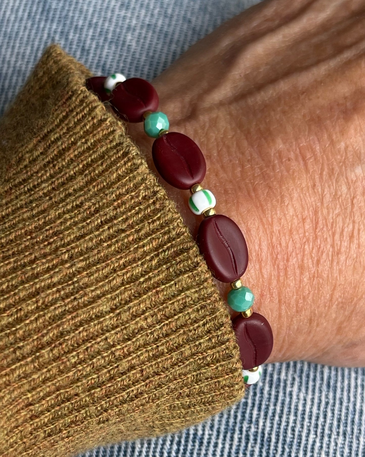Kaffebønne-armbånd lavet med smukke brune glasperler, kombineret med seed beads og små glasperler i lækre grønne nuancer, der giver et naturligt og elegant look.